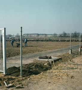824506 Afbeelding van de aanleg van een oefenveld bij het Stadion Galgenwaard (Stadionplein) te Utrecht.